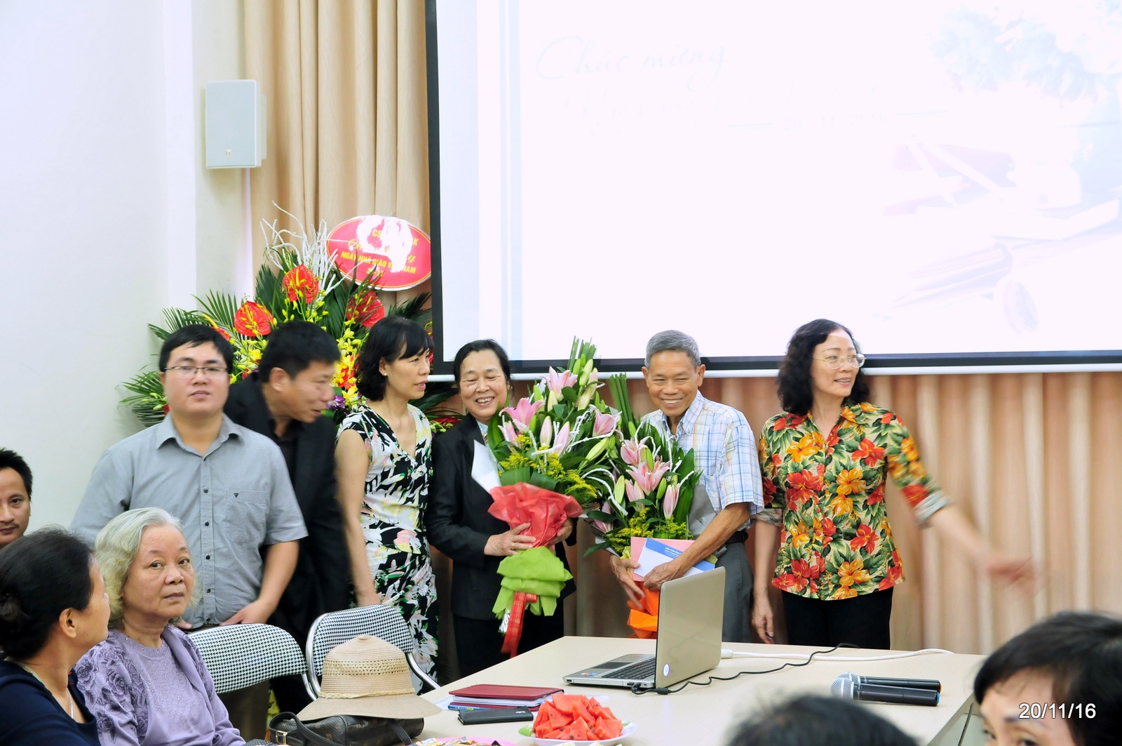 Đại diện Hội Cựu sinh viên Toán Bách Khoa chúc mừng các Thầy, Cô nhân ngày Nhà giáo Việt Nam