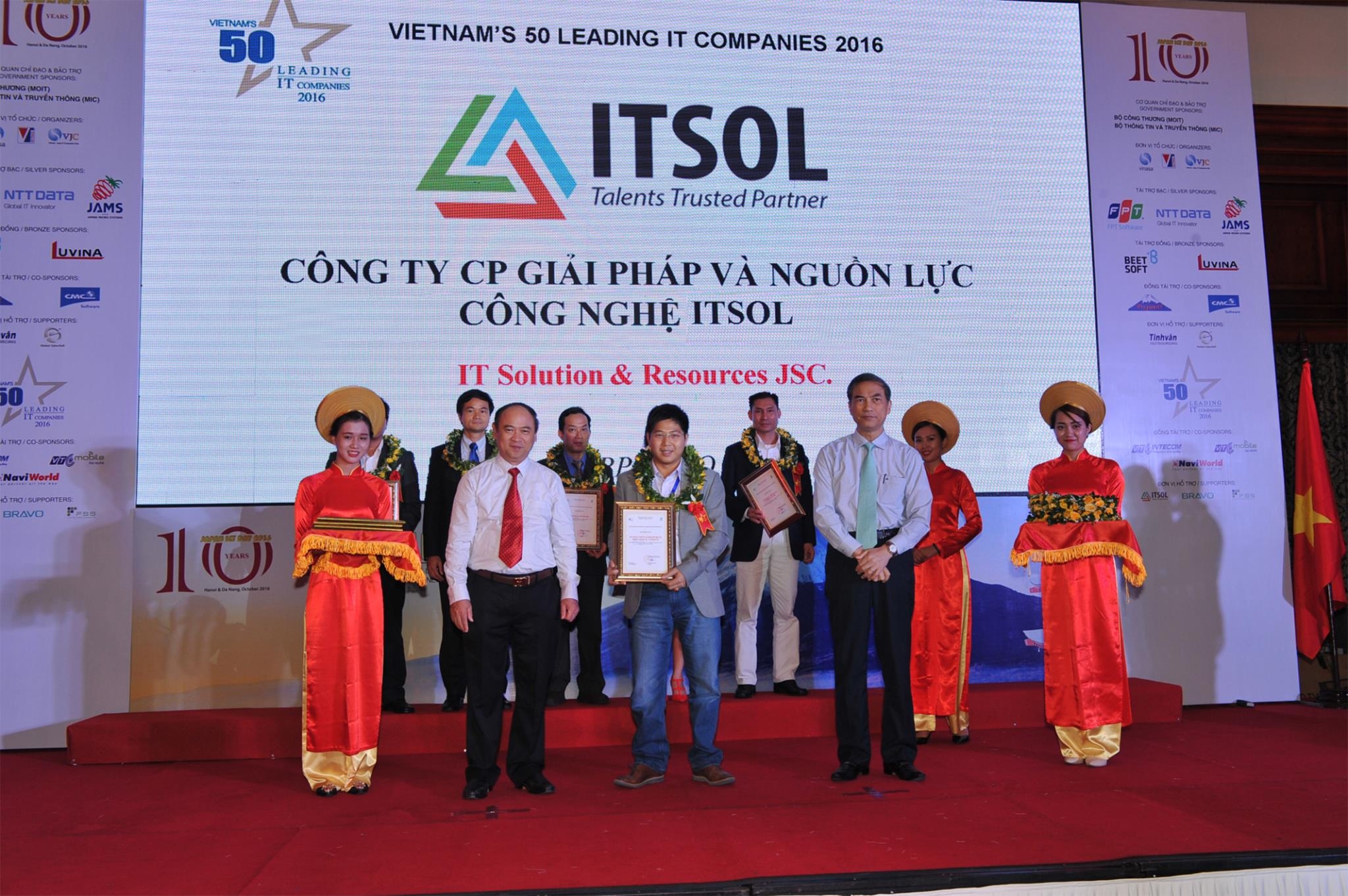 Chúc mừng cựu sinh viên Đỗ Chí Cường cùng công ty ITSOL lọt danh sách 50 doanh nghiệp công nghệ thông tin hàng đầu Việt Nam năm 2016