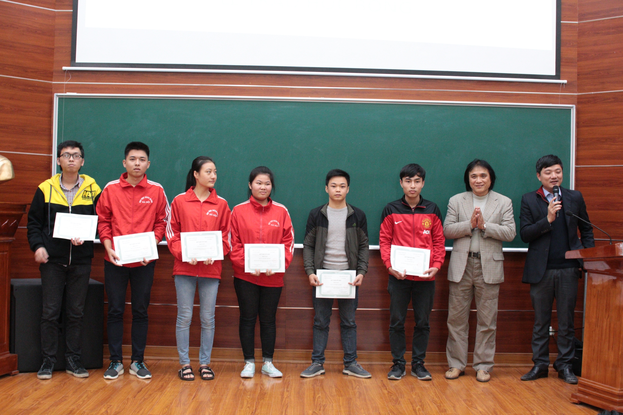 Cựu sinh viên trao tặng học bổng cho sinh viên Viện Toán ứng dụng và Tin học (năm 2017)